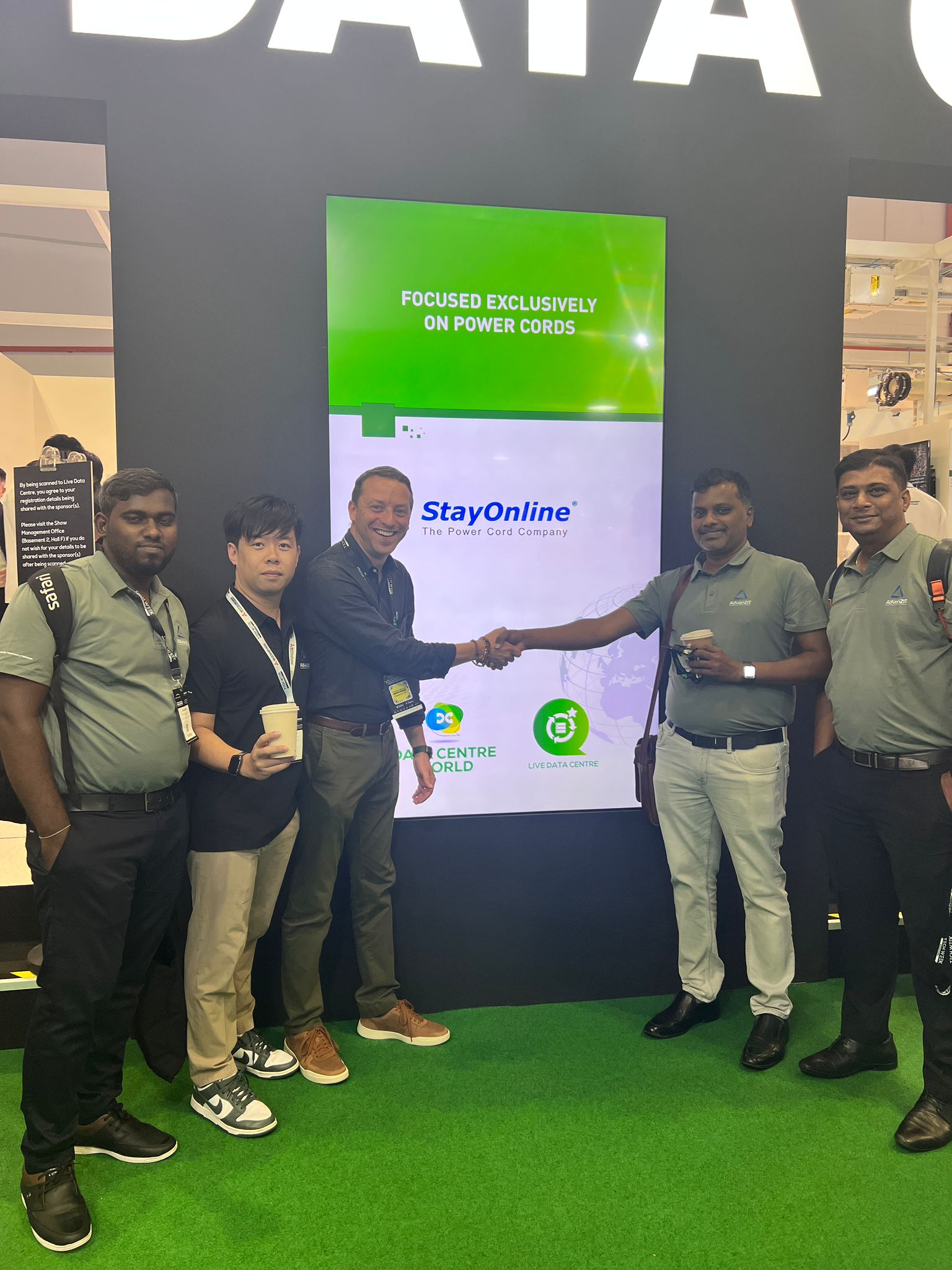 StayOnline shaking hands with AdvanzIT